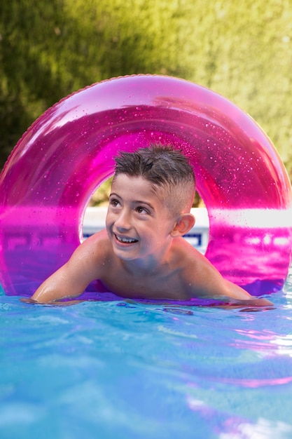 Criança se divertindo com flutuador na piscina
