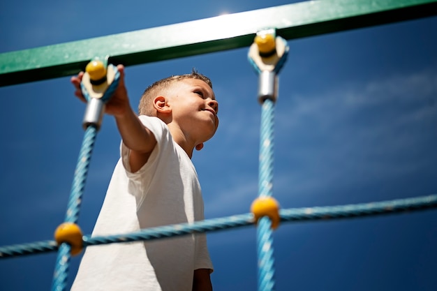 Criança se divertindo no playground ao ar livre