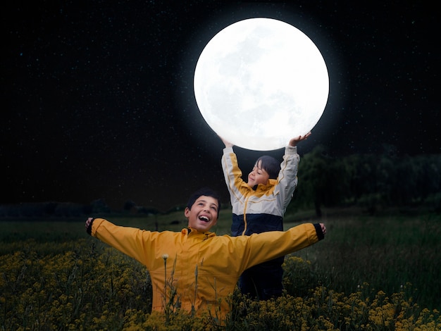 criança segurando a lua