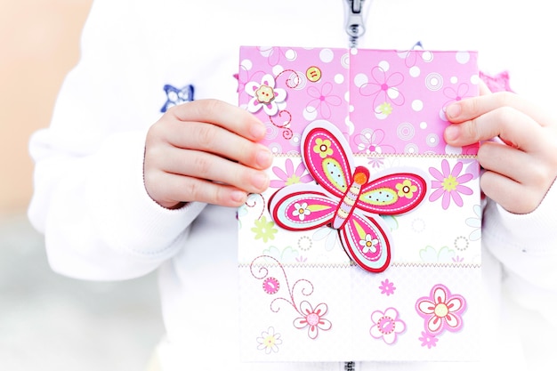 Criança, segurando, cartão cumprimento, com, borboleta, desenho