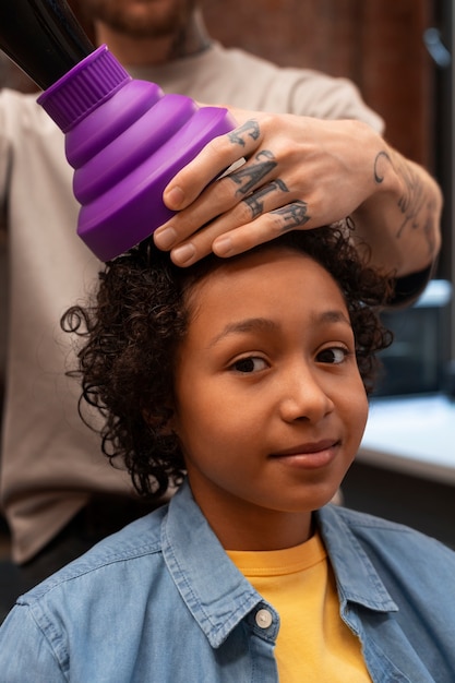 Criança soprando o cabelo no salão