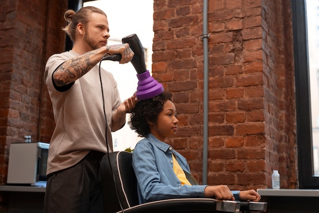 Foto grátis criança soprando o cabelo no salão