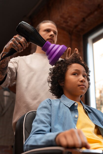 Criança soprando o cabelo no salão