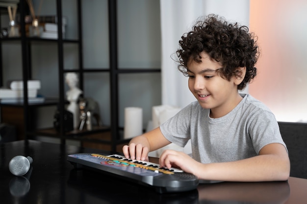 Criança tocando música