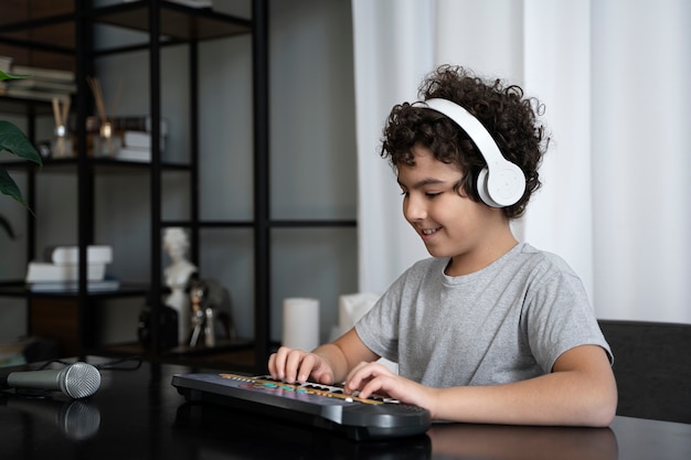 Foto grátis criança tocando música