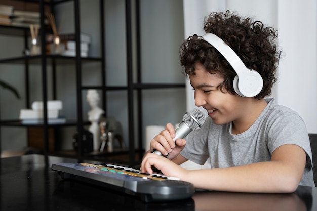 Criança tocando música