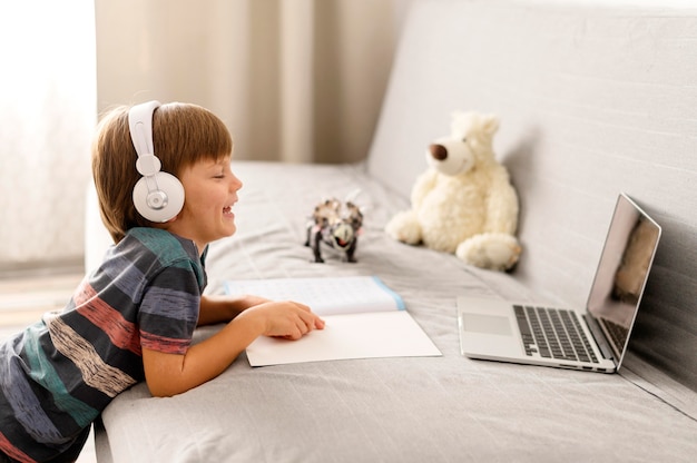 Criança usando fones de ouvido interações com a escola online