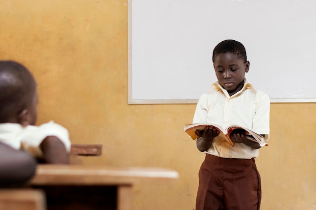 Crianças africanas dando uma aula na escola