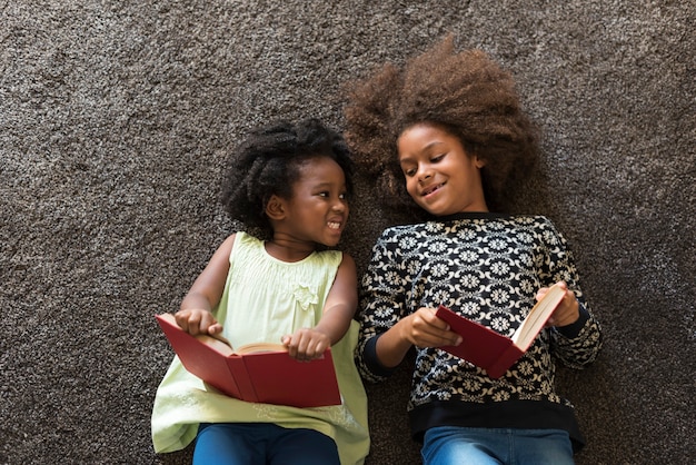 Crianças africanas lendo livros