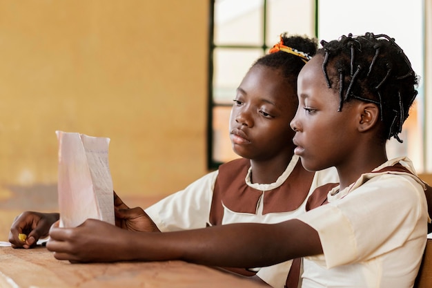 Crianças africanas prestando atenção nas aulas