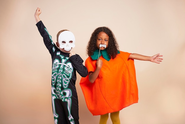 Foto grátis crianças alegres com fantasia de halloween