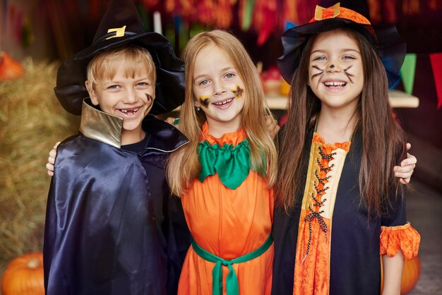 Crianças alegres com pintura facial de Halloween