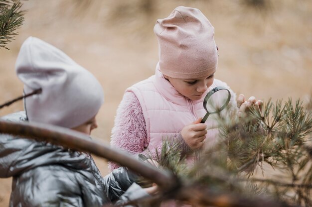 Crianças aprendendo ciências na natureza