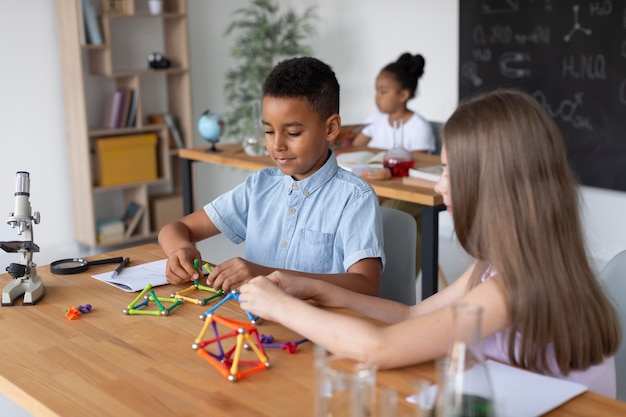 Foto grátis crianças aprendendo mais sobre química nas aulas