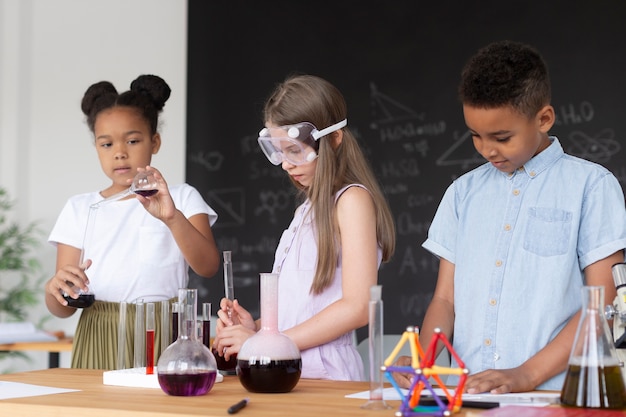 Crianças aprendendo mais sobre química nas aulas