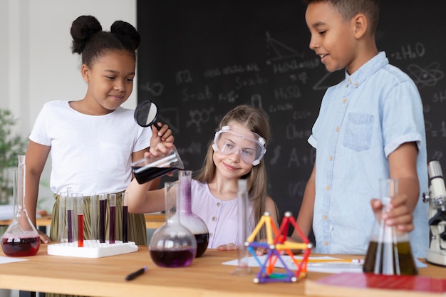 Foto grátis crianças aprendendo mais sobre química nas aulas