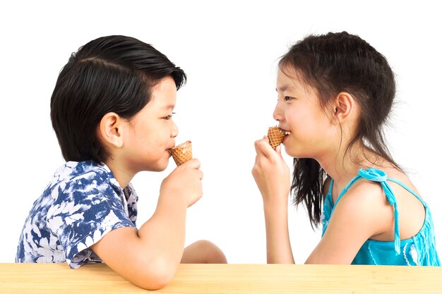 Crianças asiáticas estão comendo sorvete
