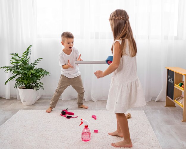 Crianças brincando com brinquedos de espada