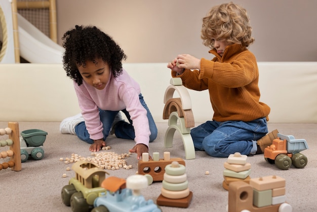 Foto grátis crianças brincando com brinquedos ecológicos tiro completo