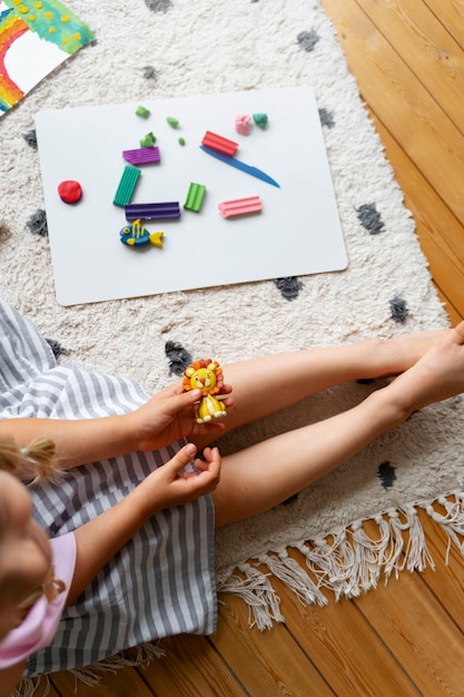 Crianças brincando com massinha