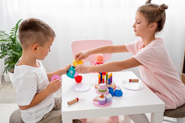 Menino brincando com um jogo de culinária dentro de casa