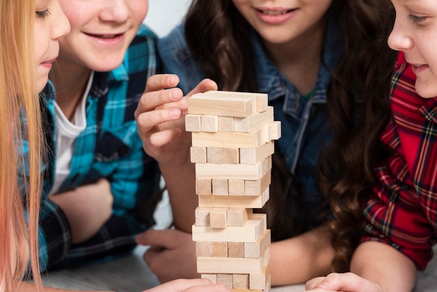 Crianças brincando de jenga