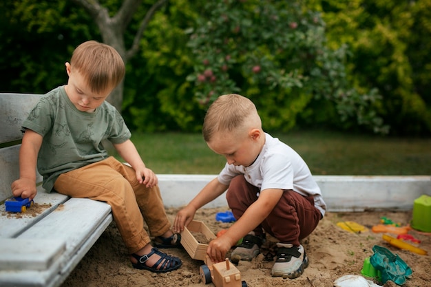 Foto grátis crianças brincando juntas