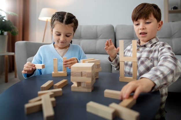 Foto grátis crianças brincando juntas