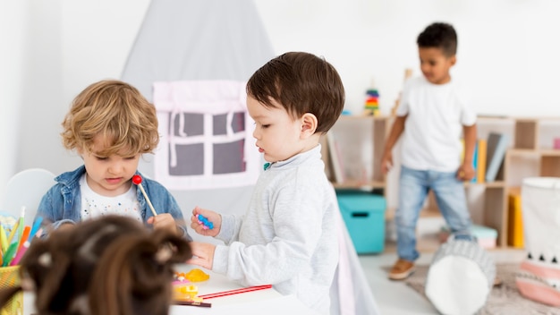 Crianças brincando juntos em casa