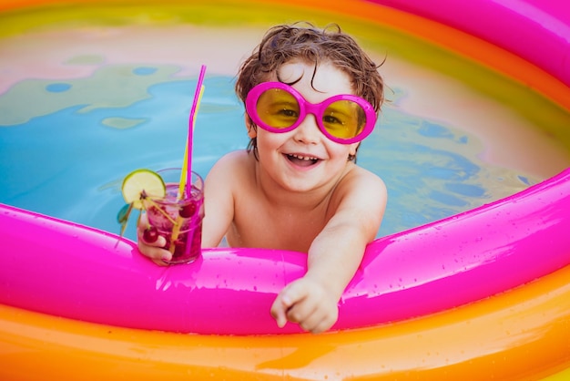Crianças brincando na piscina infantil brinquedos aquáticos óculos de sol elegantes clubes de praia em ibiza praia festa infantil ...