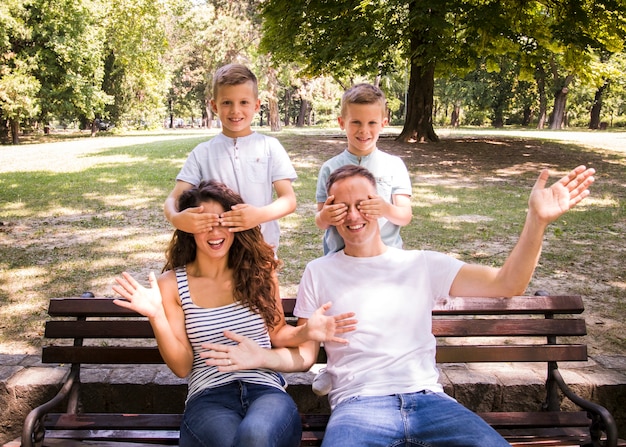 Foto grátis crianças cobrindo os olhos dos pais