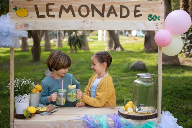 Crianças com barraca de limonada