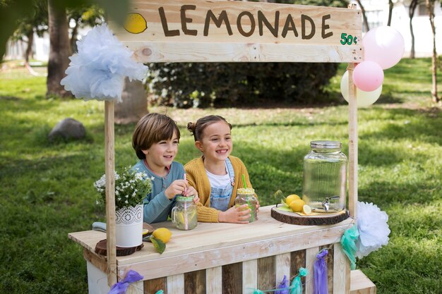 Crianças com barraca de limonada
