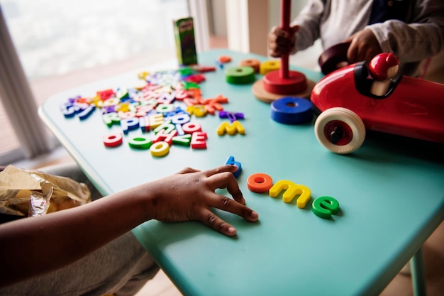 Crianças com brinquedos em uma mesa