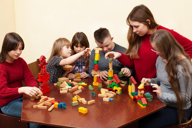 Crianças com síndrome de down brincando com brinquedos