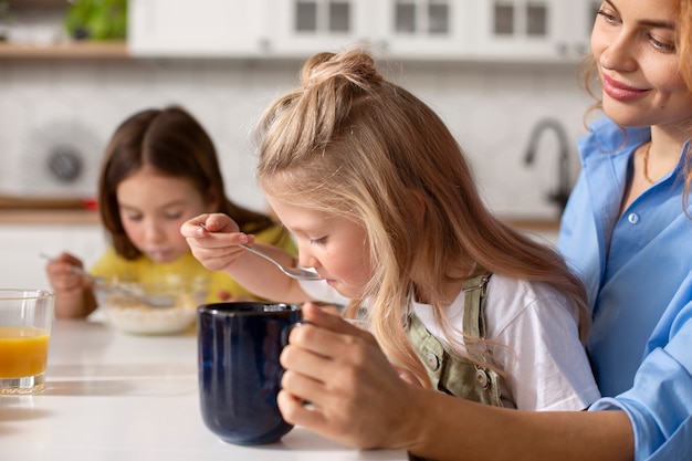 Foto grátis crianças comendo junto com sua família