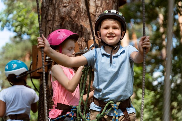 Crianças corajosas brincando em um parque de aventura