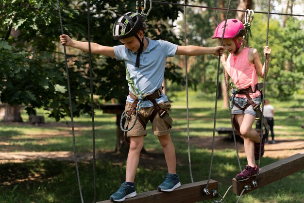 Crianças corajosas brincando em um parque de aventura