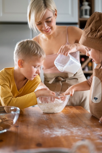 Foto grátis crianças cozinhando e se divertindo em casa