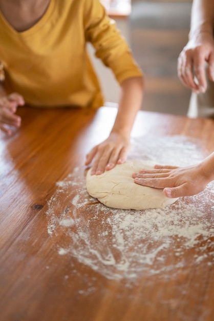 Crianças cozinhando e se divertindo em casa