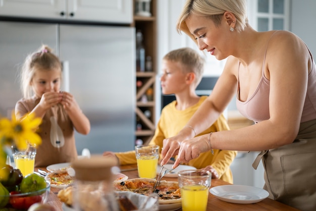 Foto grátis crianças cozinhando e se divertindo em casa