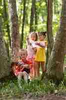 Foto grátis crianças curiosas participando de uma caça ao tesouro na floresta