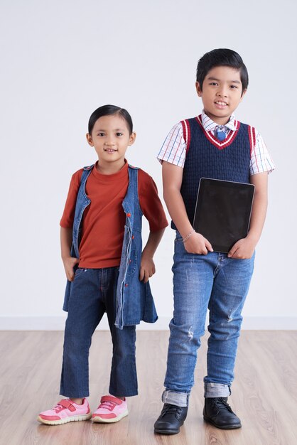 Crianças da escola asiática posando para a câmera