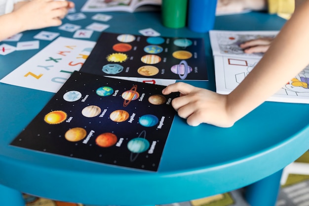 Crianças de alto ângulo aprendendo planetas