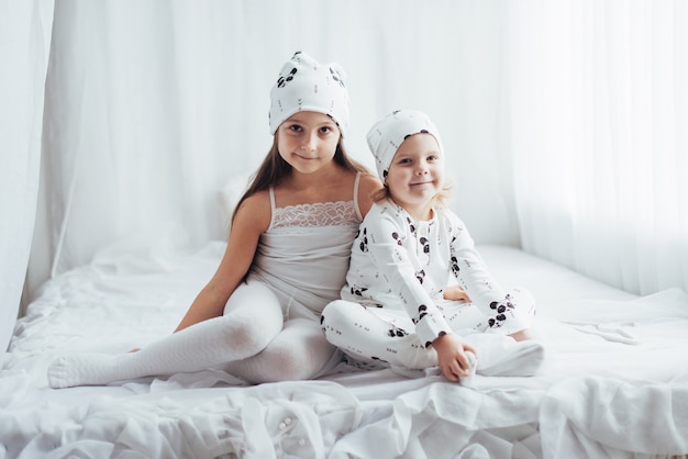 Crianças de pijama