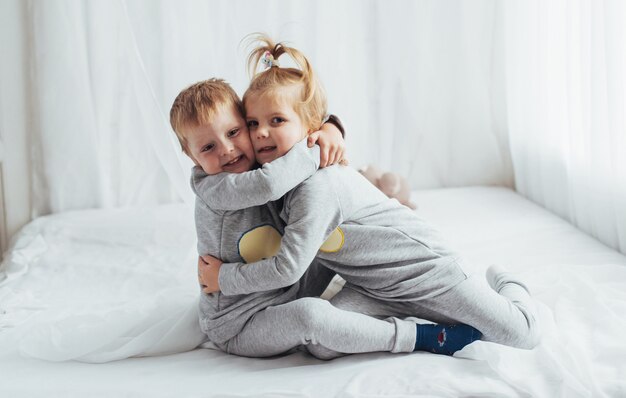 Crianças de pijama
