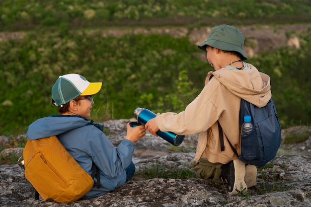 Crianças de tiro completo explorando o ambiente natural