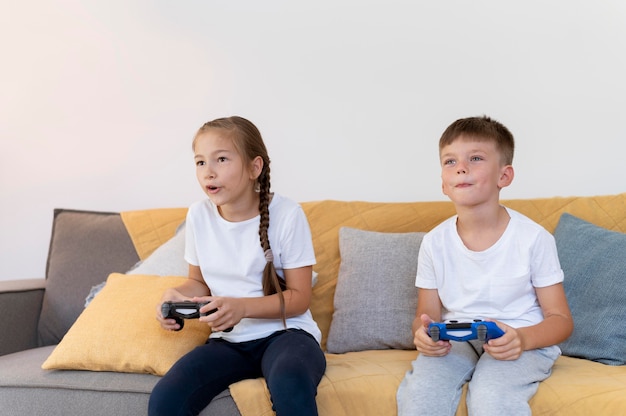 criança menina jogando jogo da velha jogos às a Parque infantil dentro  parque. 21684887 Foto de stock no Vecteezy