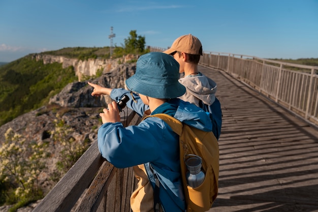 Foto grátis crianças de tiro médio explorando o ambiente natural