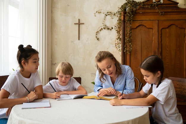 Crianças de tiro médio na escola dominical